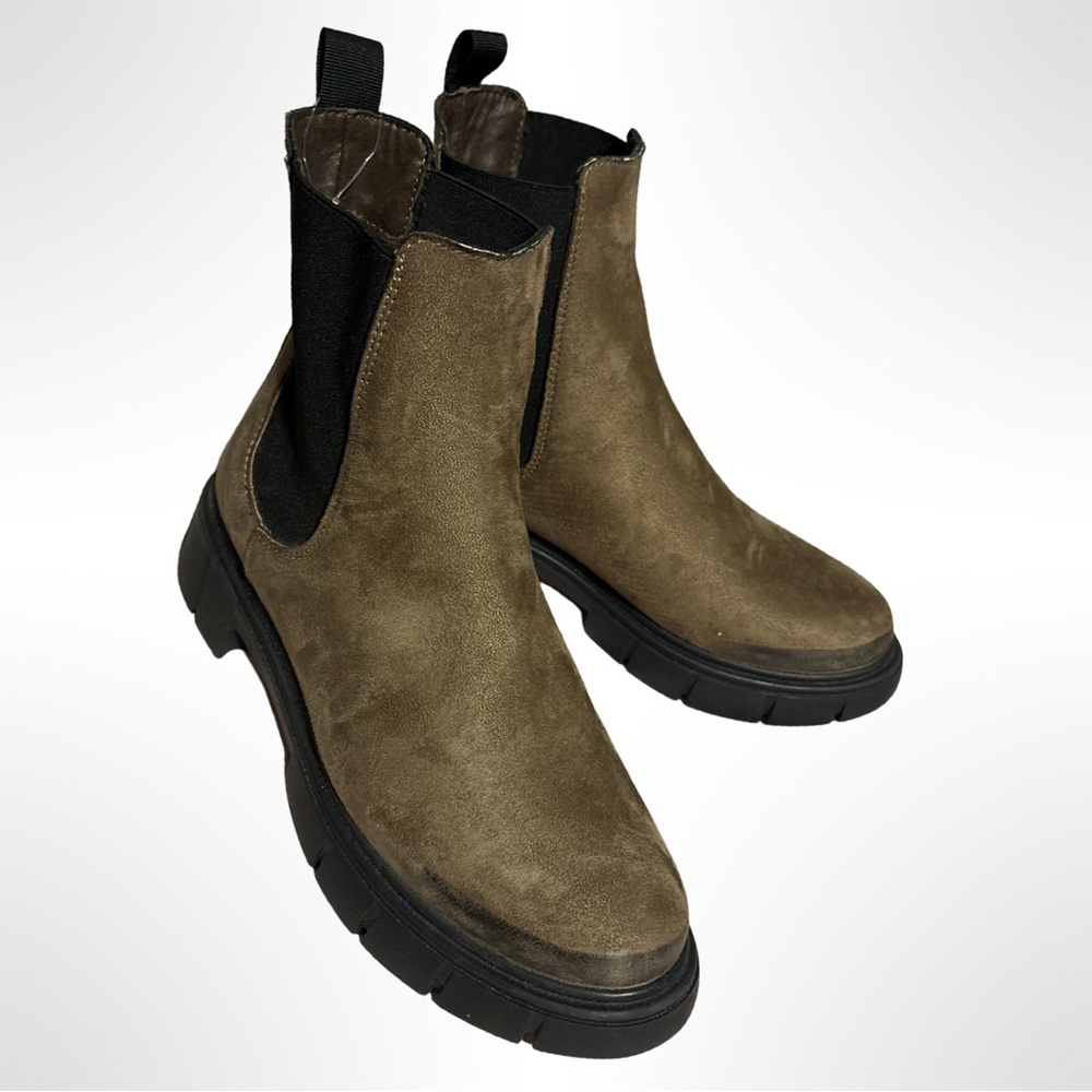 Zigi SoHo Distressed Suede Cameren Chelsea Boots